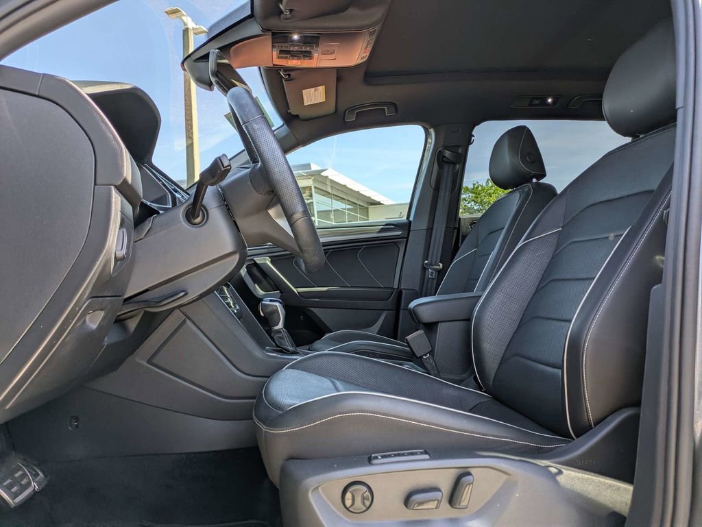 Used 2022 Volkswagen Tiguan SEL R-Line AWD/4WD image 2