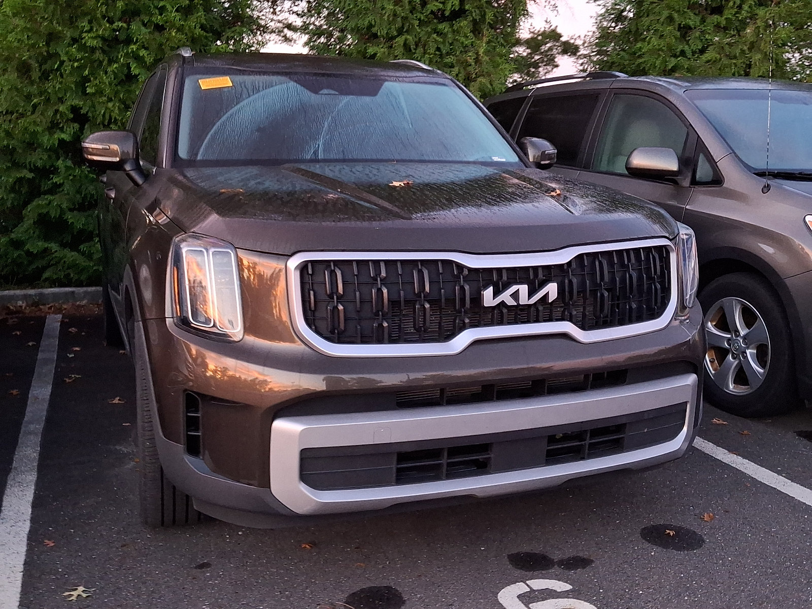 Used 2024 Kia Telluride EX w/ EX Captain's Chair Package AWD/4WD image 4