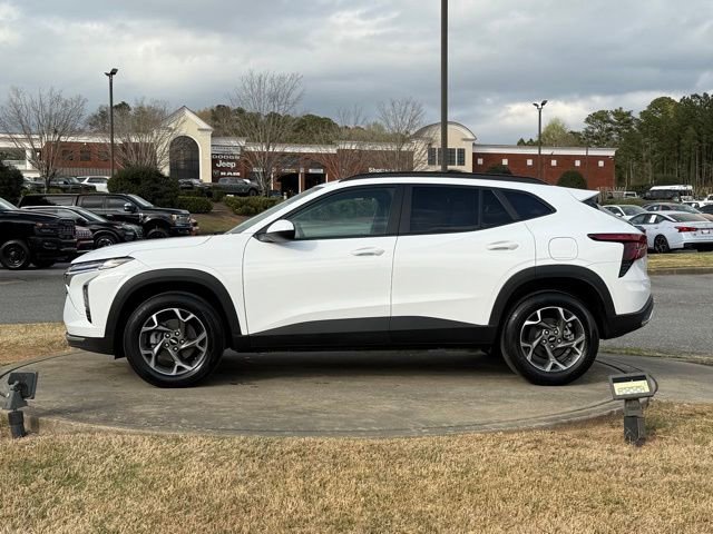 Used 2025 Chevrolet Trax LT FWD image 4