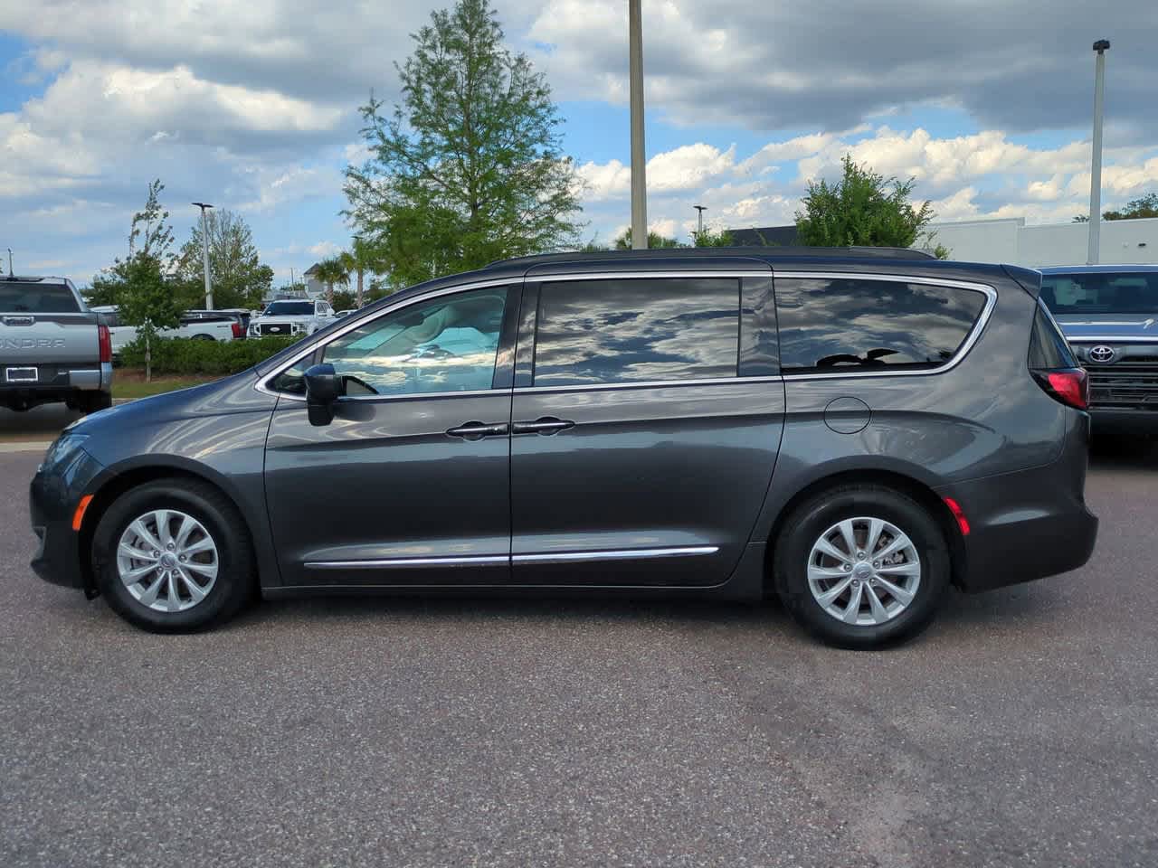 Used 2017 Chrysler Pacifica Touring-L FWD image 3