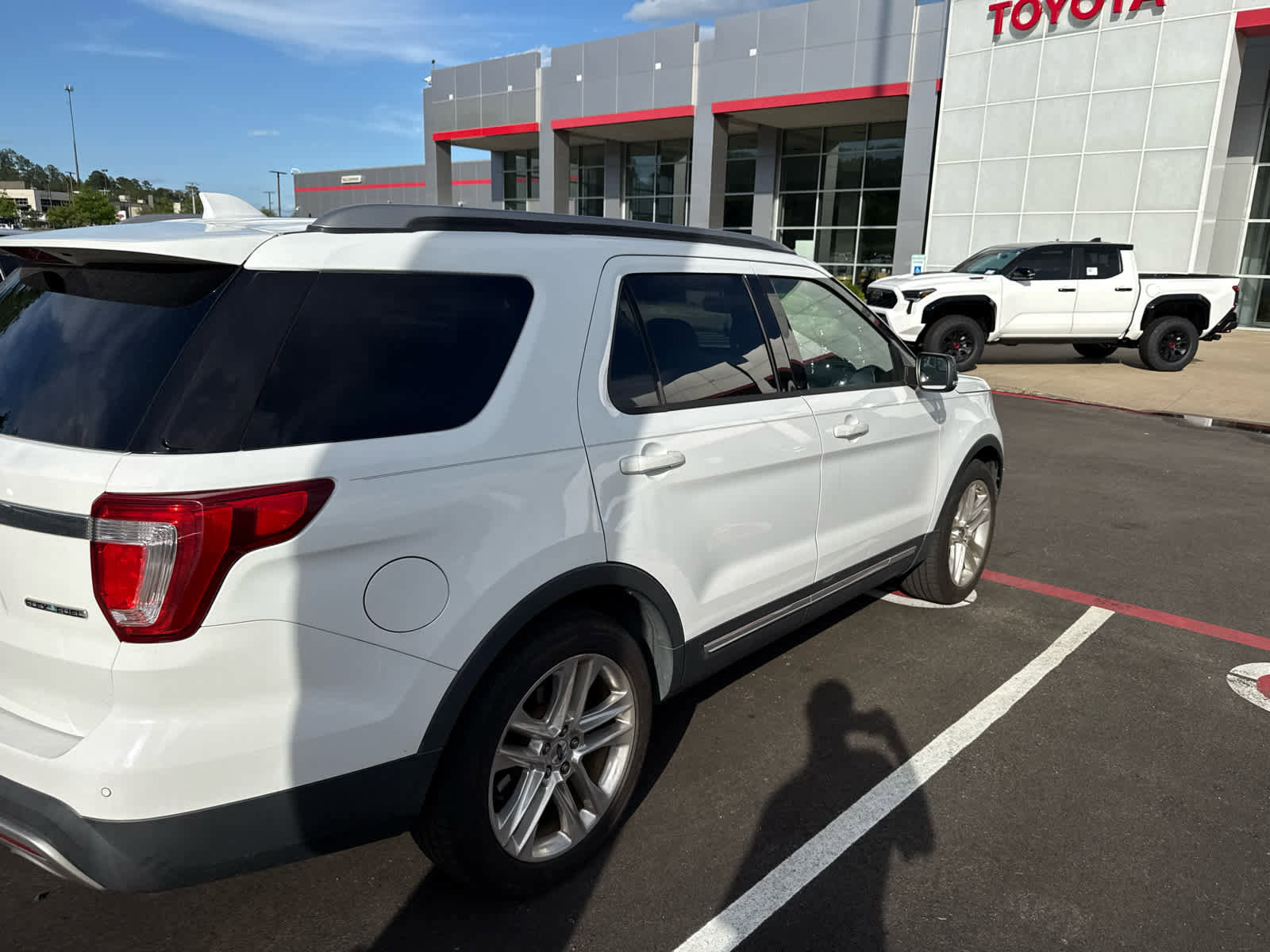 Used 2016 Ford Explorer XLT w/ Equipment Group 202A FWD image 6