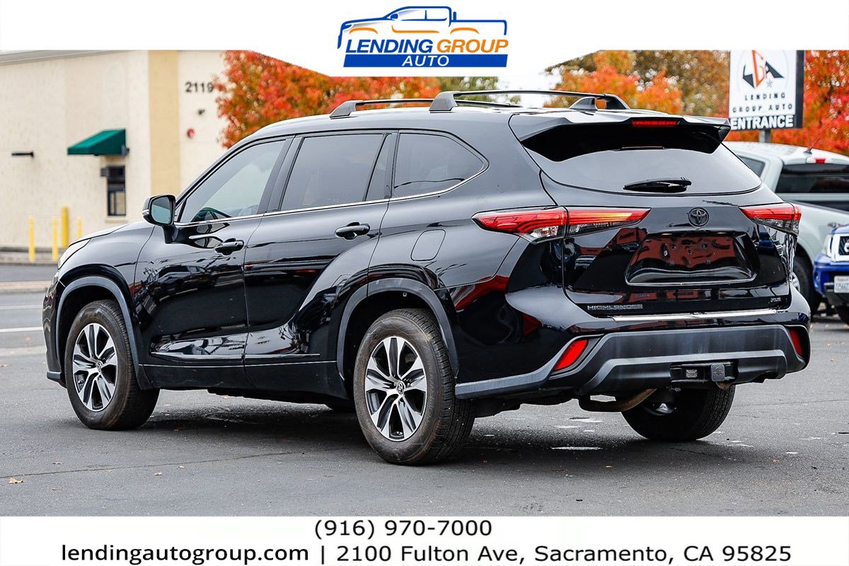 Used 2021 Toyota Highlander XLE image 2