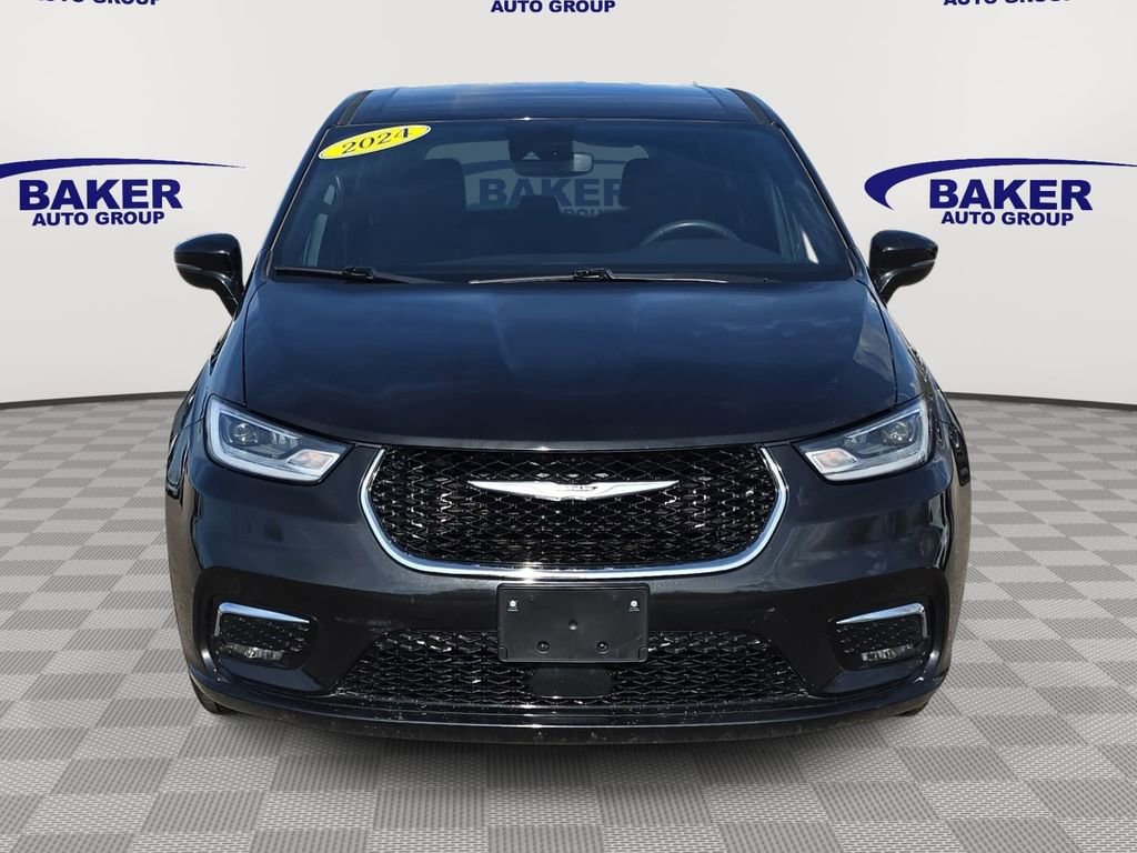Used 2024 Chrysler Pacifica Touring FWD image 2