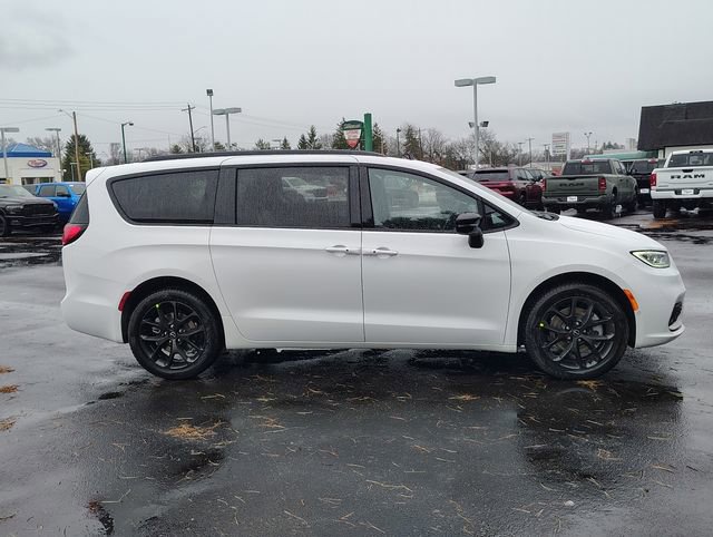 New 2026 Chrysler Pacifica Select AWD/4WD image 2