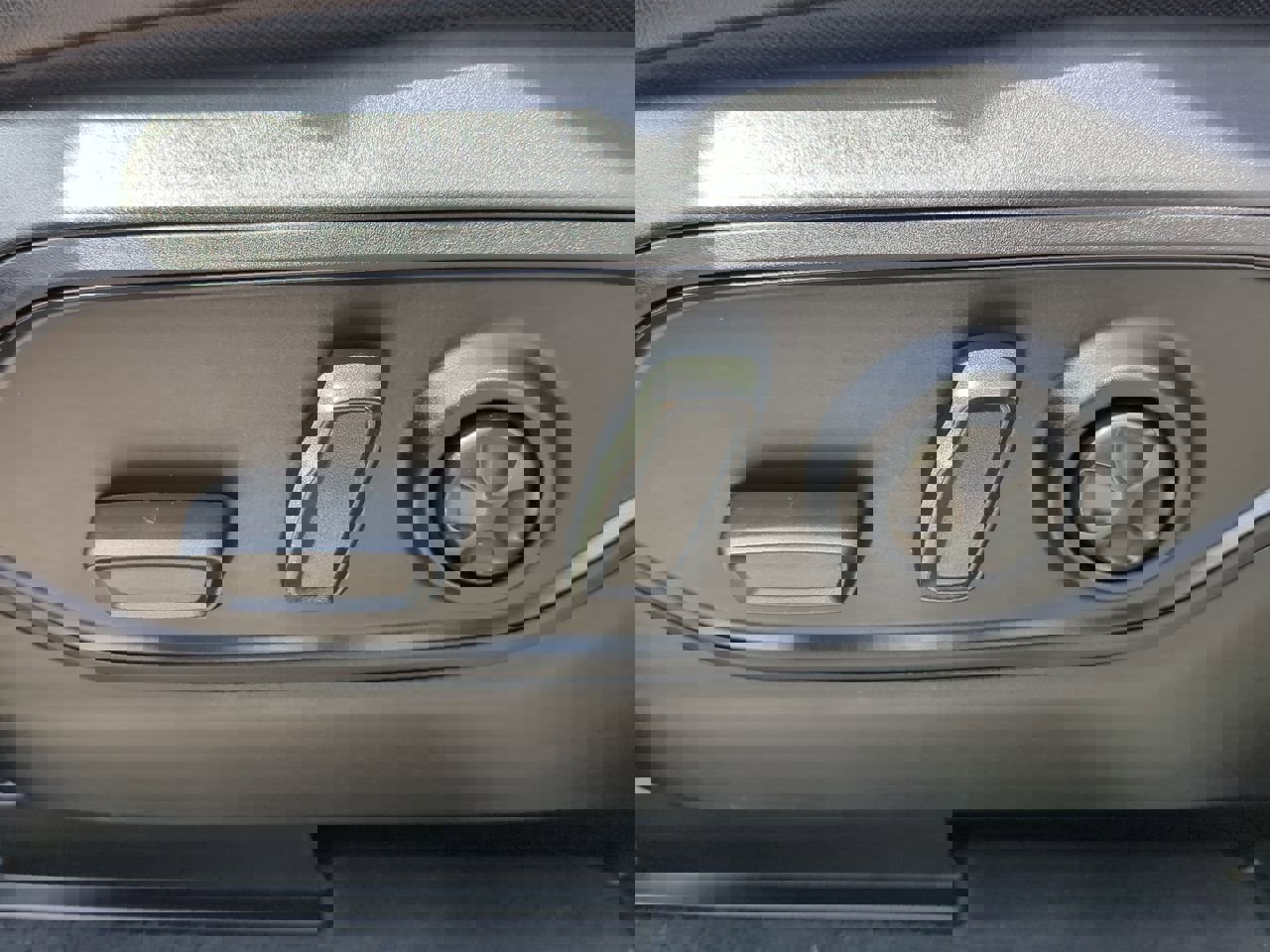 Certified 2023 Jeep Grand Cherokee Limited w/ Black Appearance Package image 29