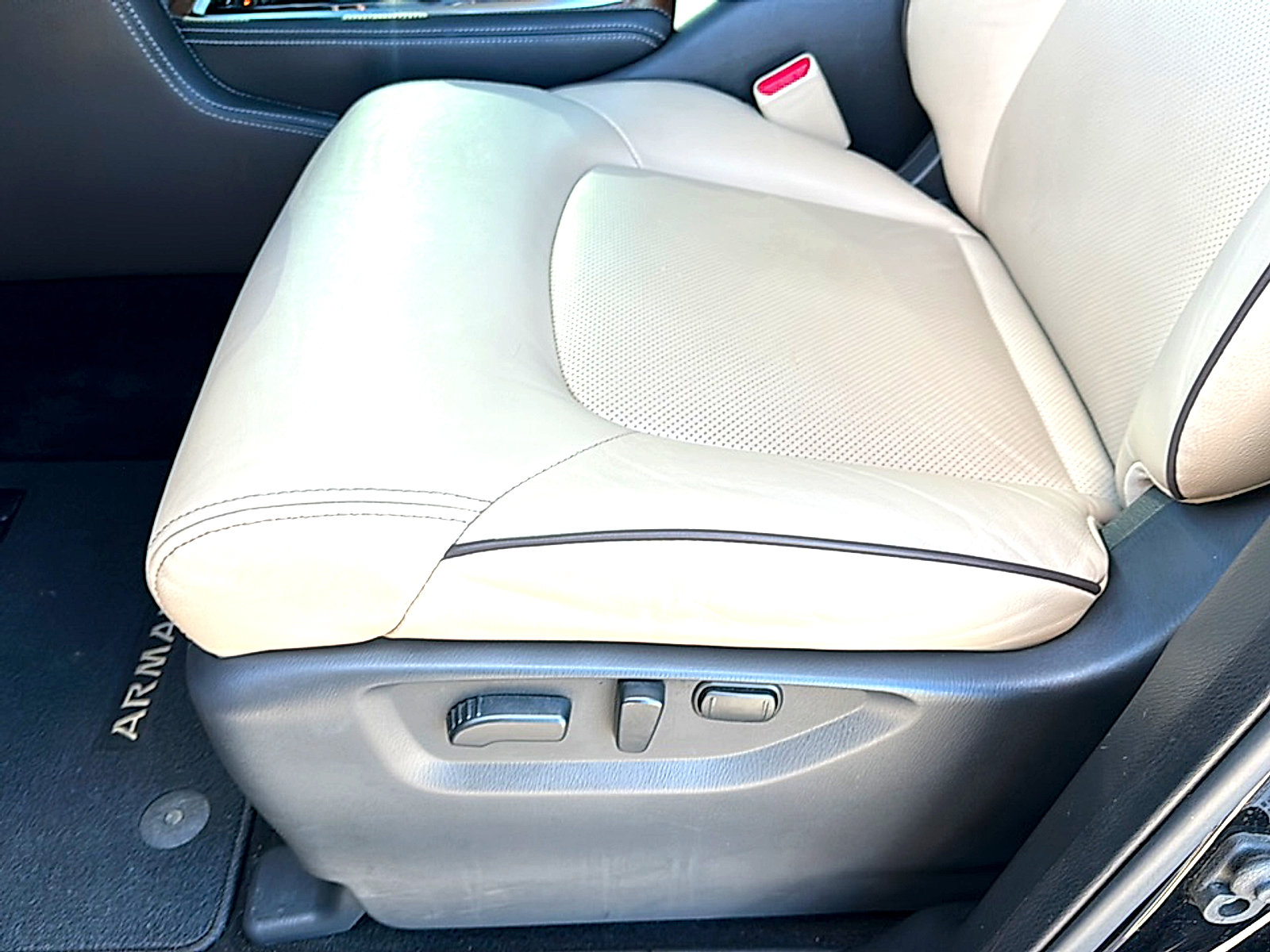 Used 2023 Nissan Armada SL w/ Captain's Chairs Package image 15