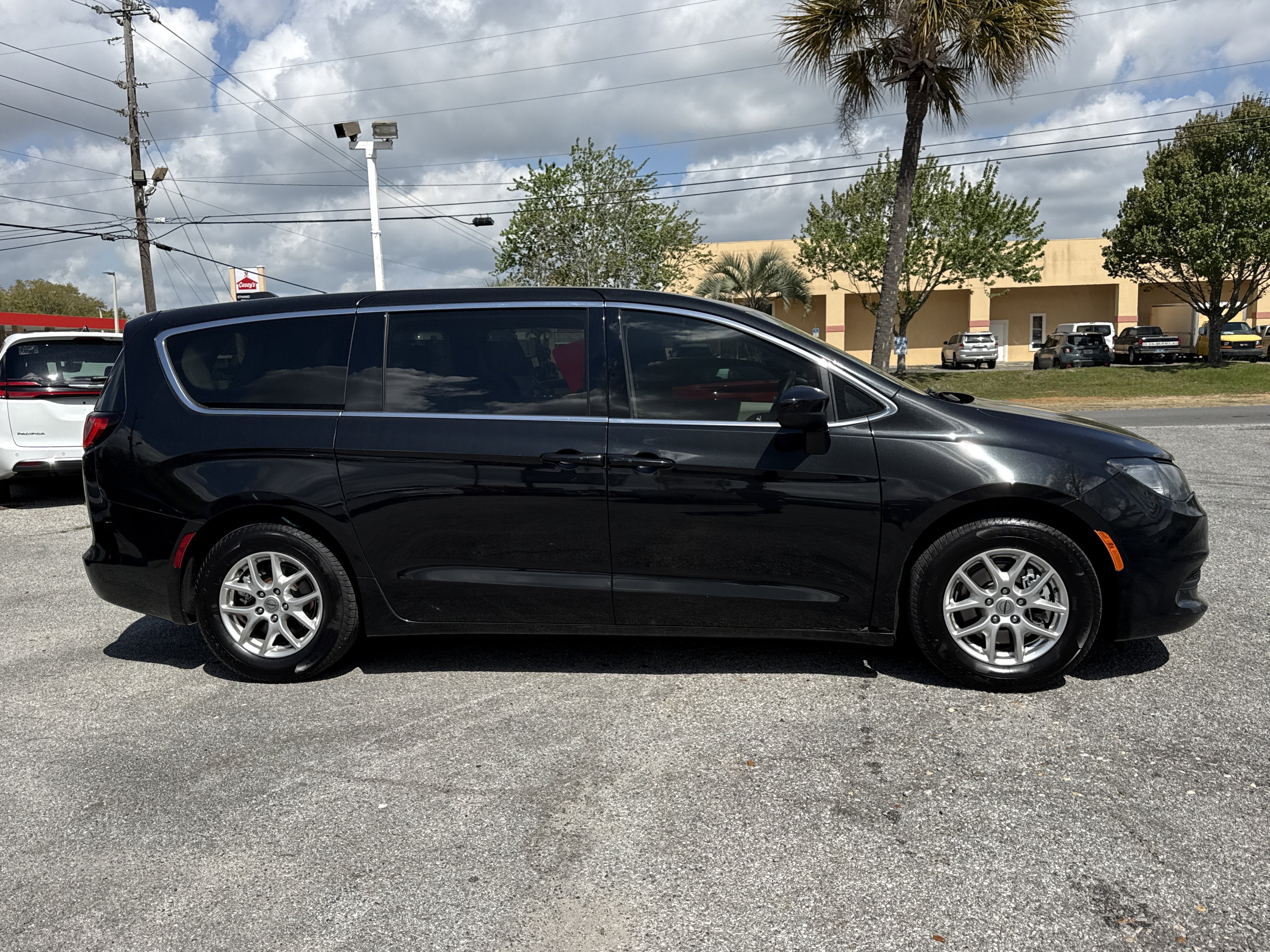 Used 2022 Chrysler Voyager LX image 6