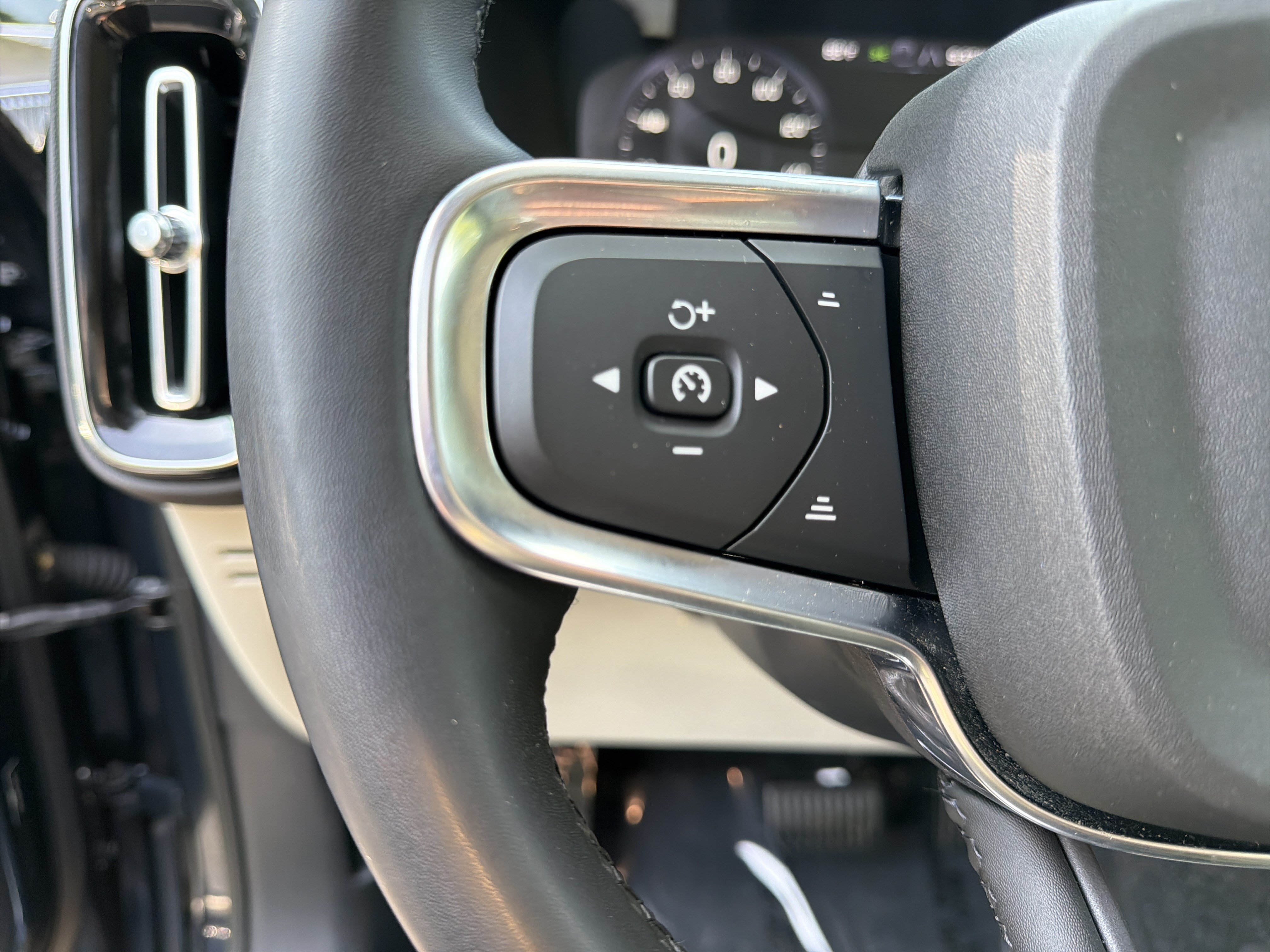 Certified 2022 Volvo XC40 T5 Inscription w/ Advanced Package AWD/4WD image 19