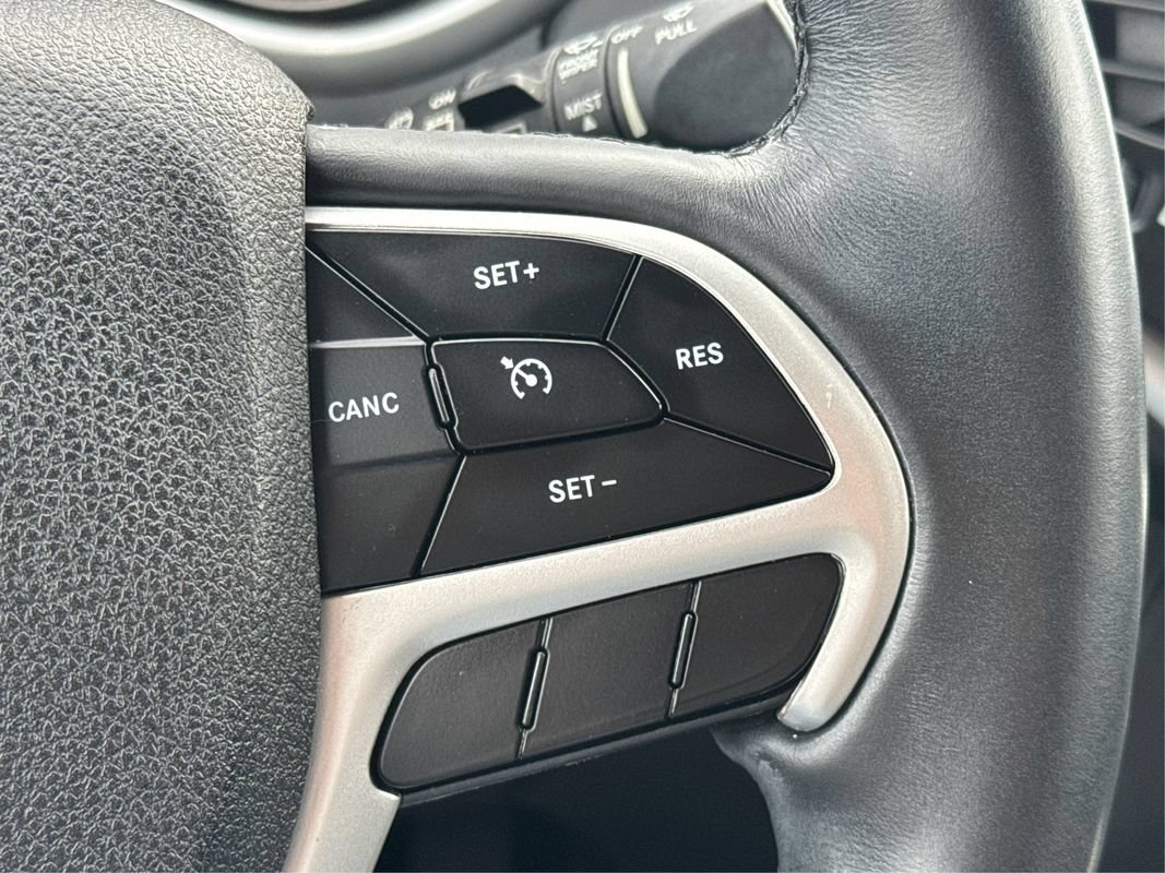 Used 2018 Jeep Cherokee Overland AWD/4WD image 36
