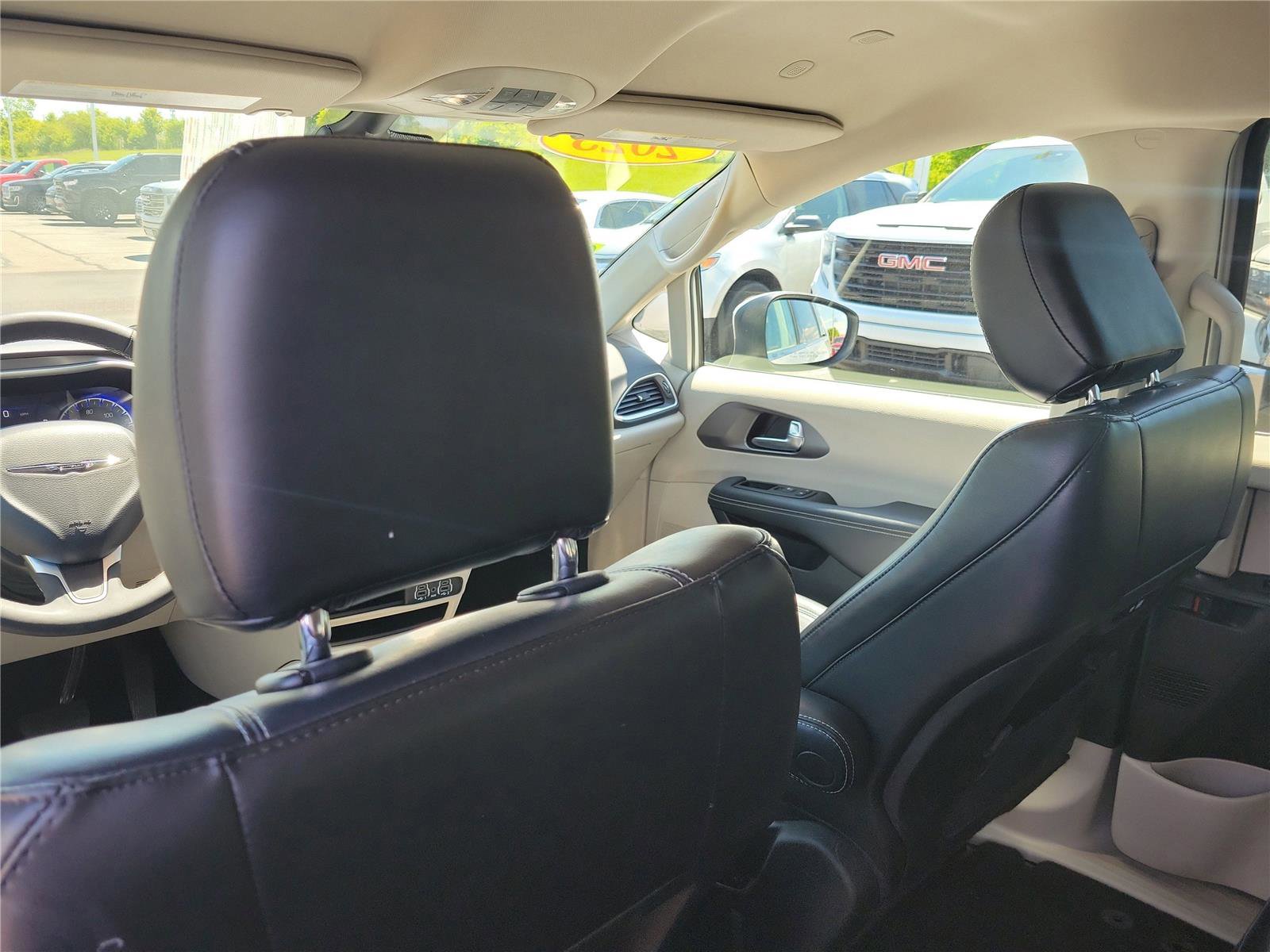Used 2023 Chrysler Pacifica Touring-L FWD image 14