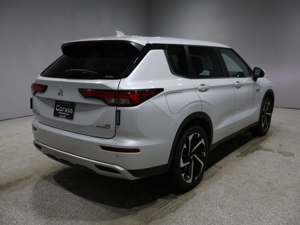 Used 2024 Mitsubishi Outlander SE image 2