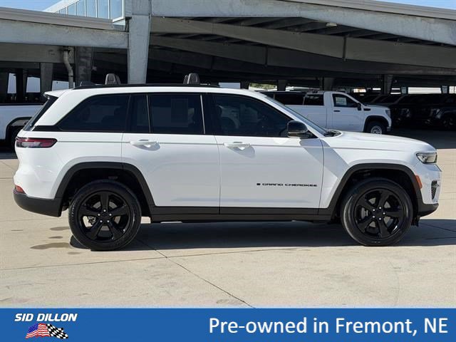 Used 2023 Jeep Grand Cherokee Altitude AWD/4WD image 3