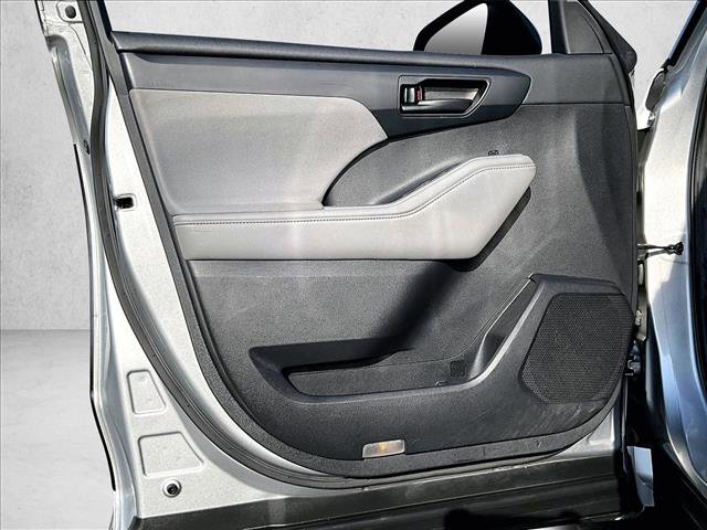 Used 2021 Toyota Highlander L image 18