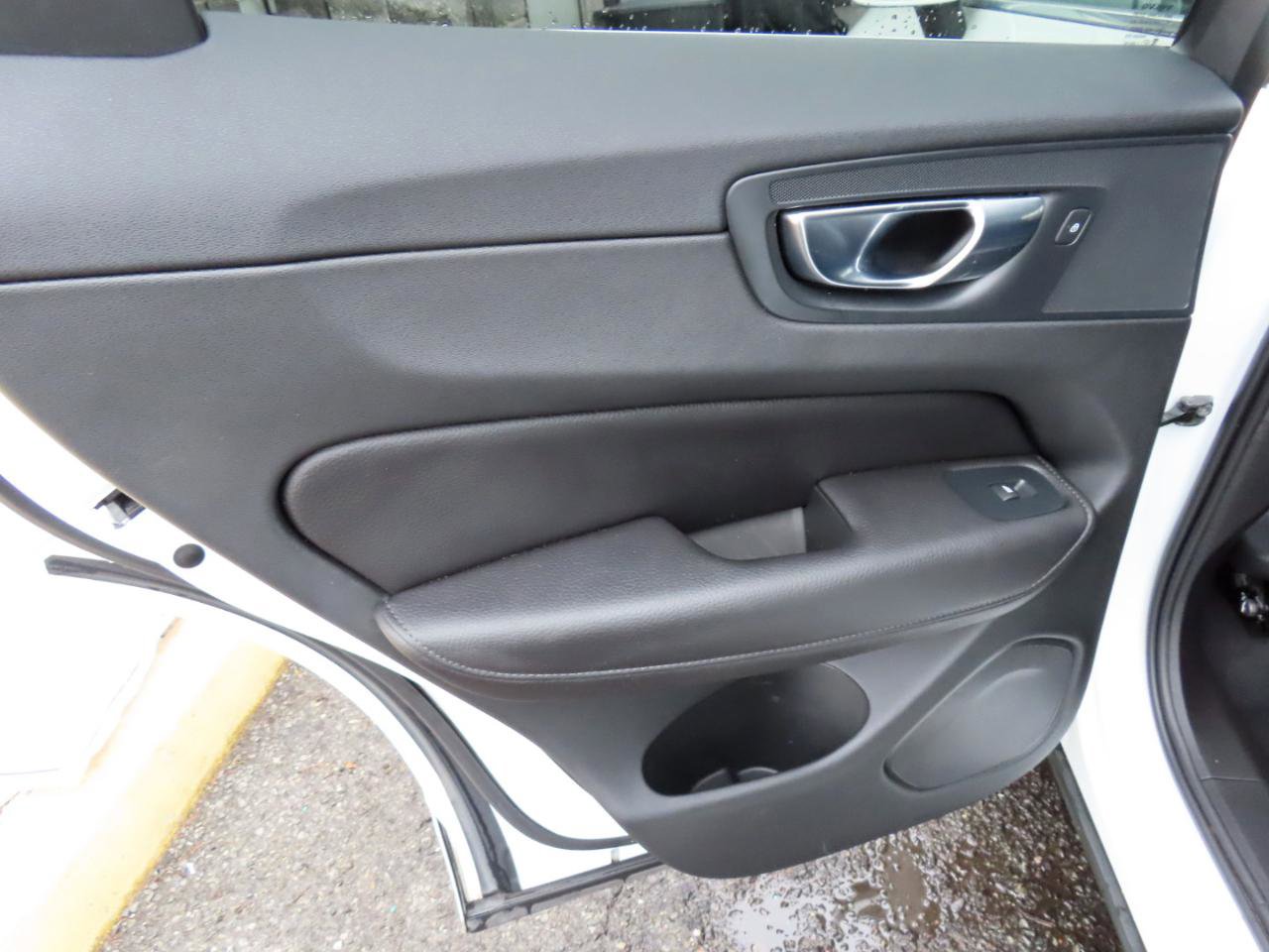 Used 2020 Volvo XC60 T5 Inscription w/ Protection Package image 9