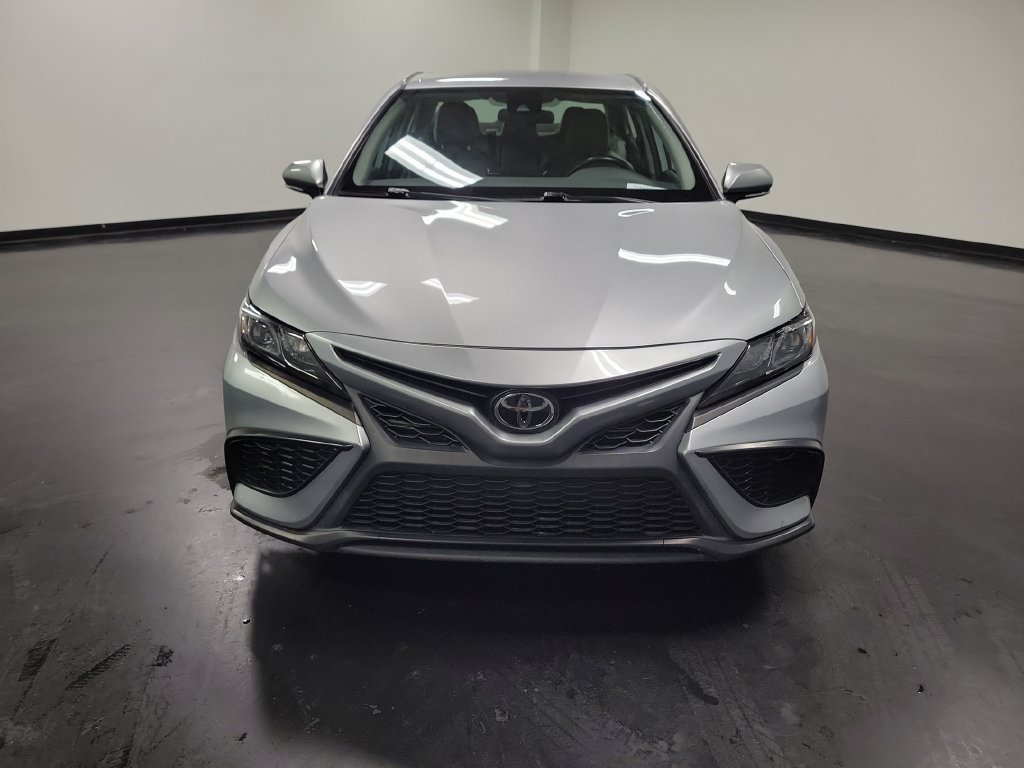 Used 2022 Toyota Camry SE FWD image 3