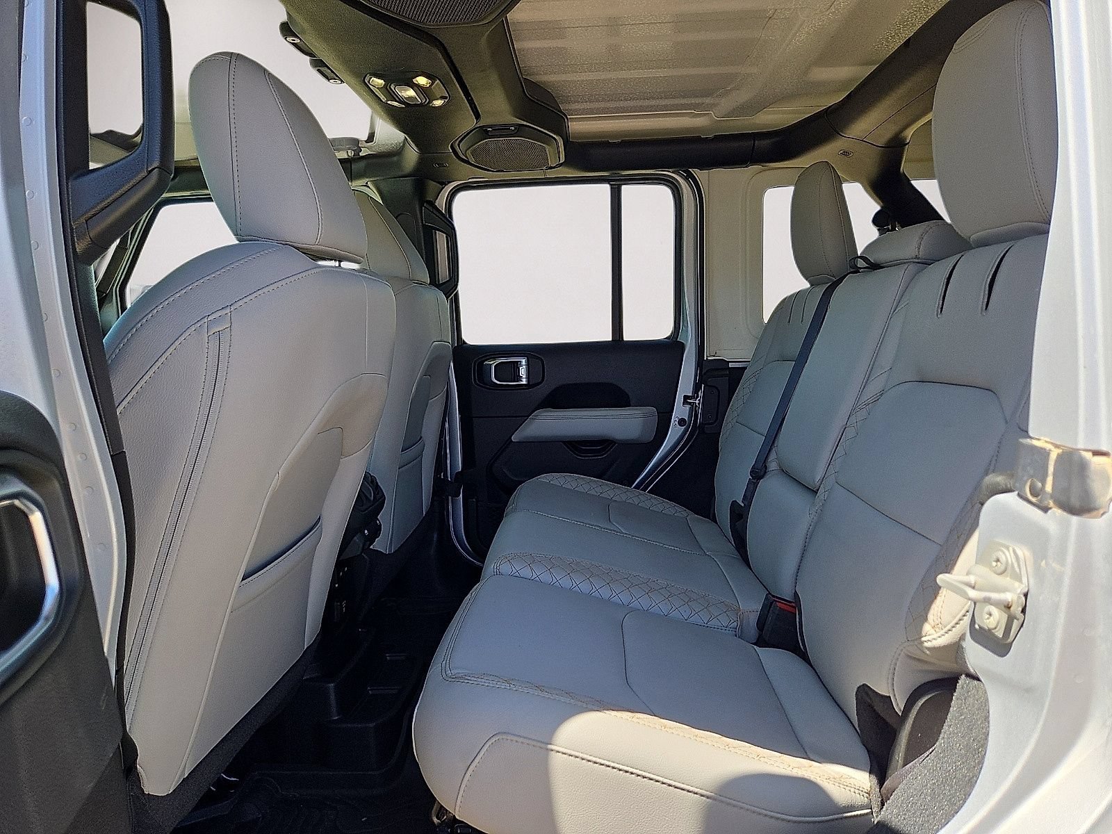 Used 2023 Jeep Wrangler Unlimited Sahara AWD/4WD image 14