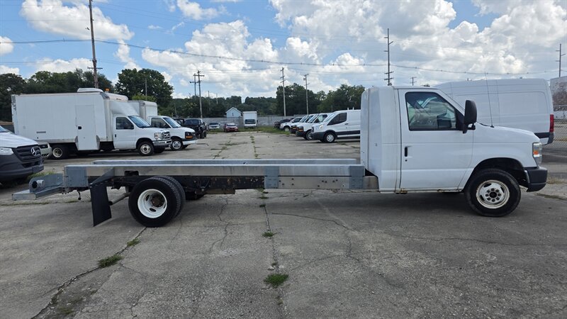 Used 2011 Ford E-450 and Econoline 450 Super Duty RWD image 3