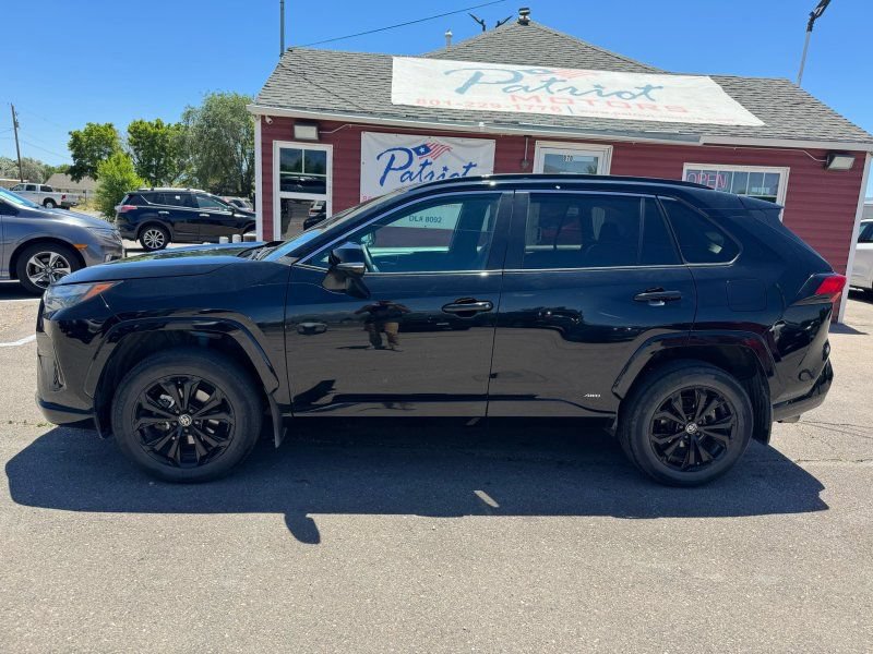 Used 2022 Toyota RAV4 SE AWD/4WD image 2