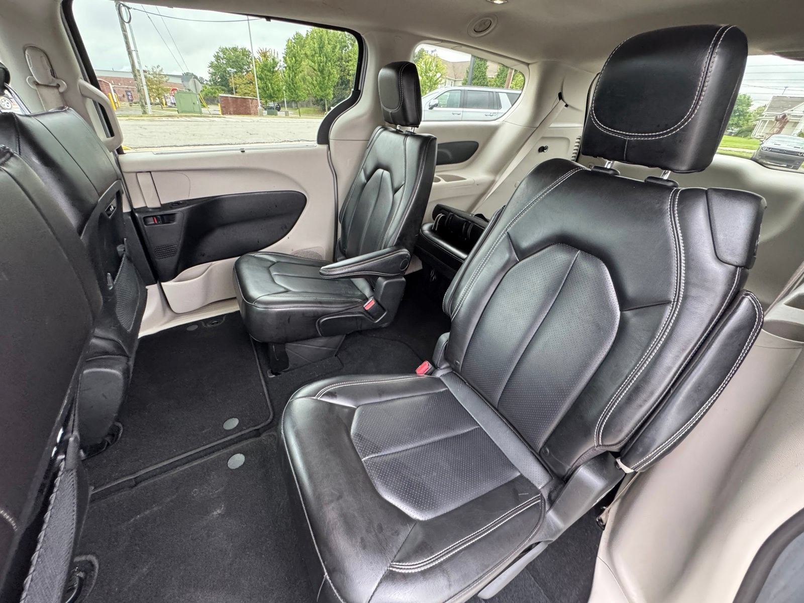 Used 2023 Chrysler Pacifica Touring-L FWD image 25