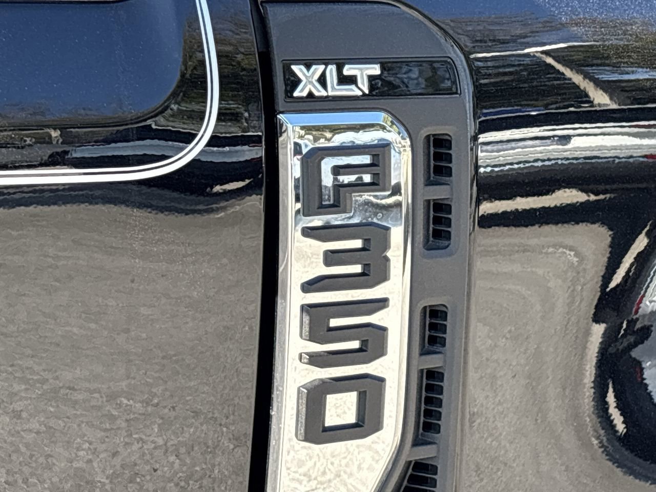 Certified 2025 Ford F350 XLT w/ FX4 Off-Road Package image 8