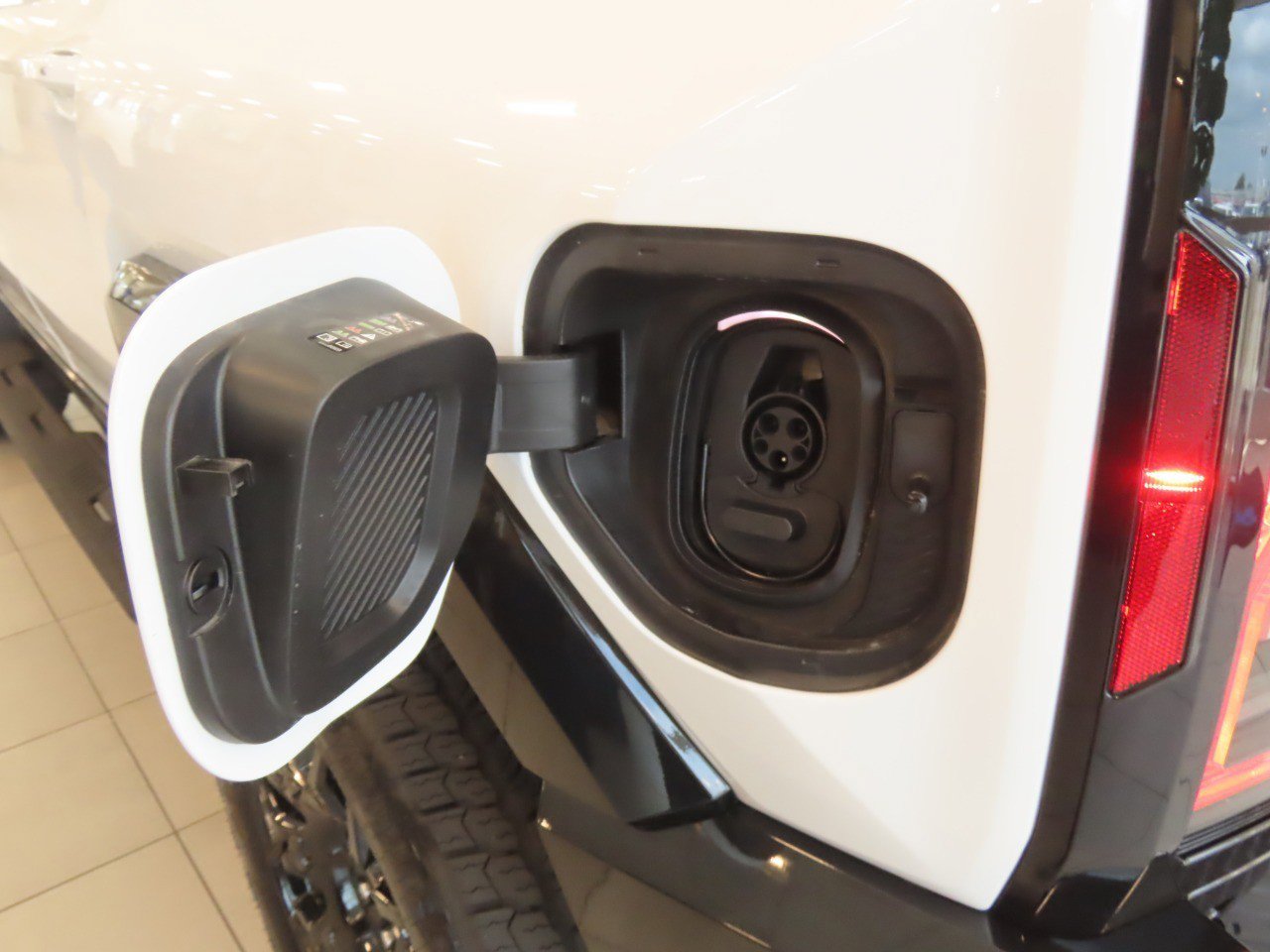 Used 2026 GMC Hummer EV SUV w/ LPO, Dark Essentials Package AWD/4WD image 13