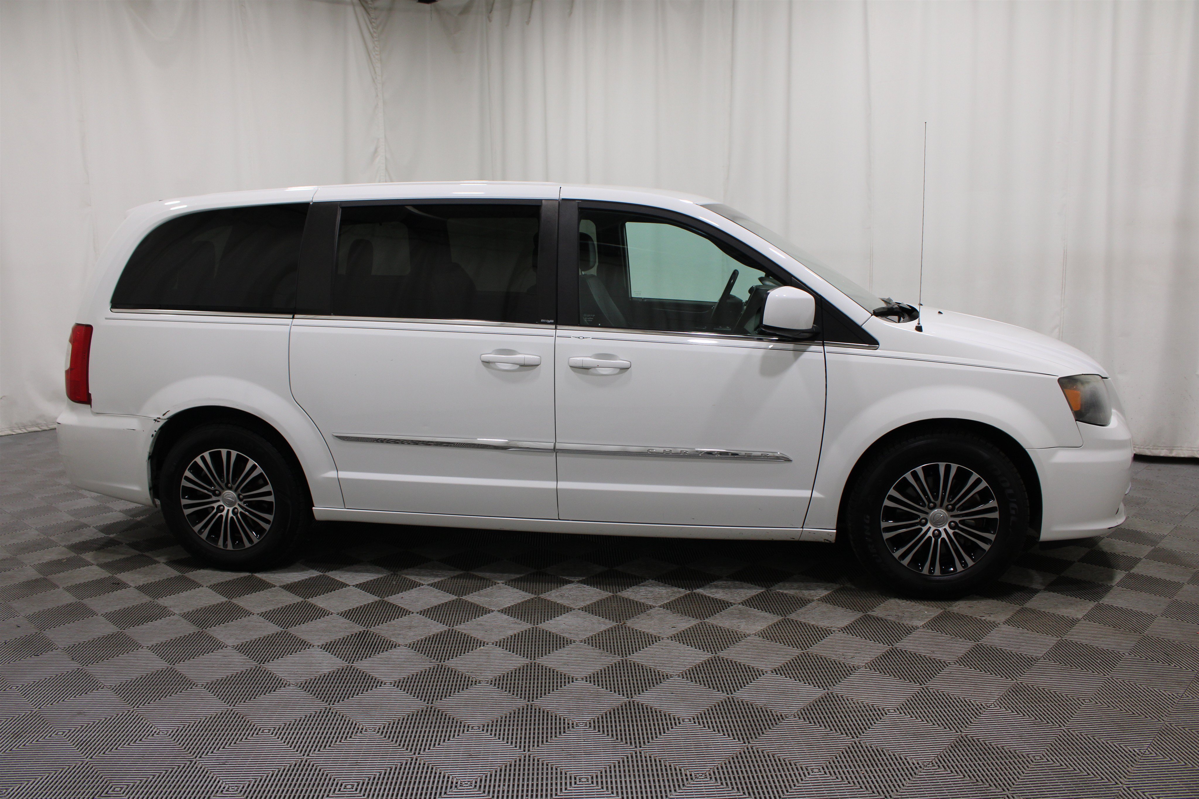 Used 2014 Chrysler Town & Country S FWD image 27