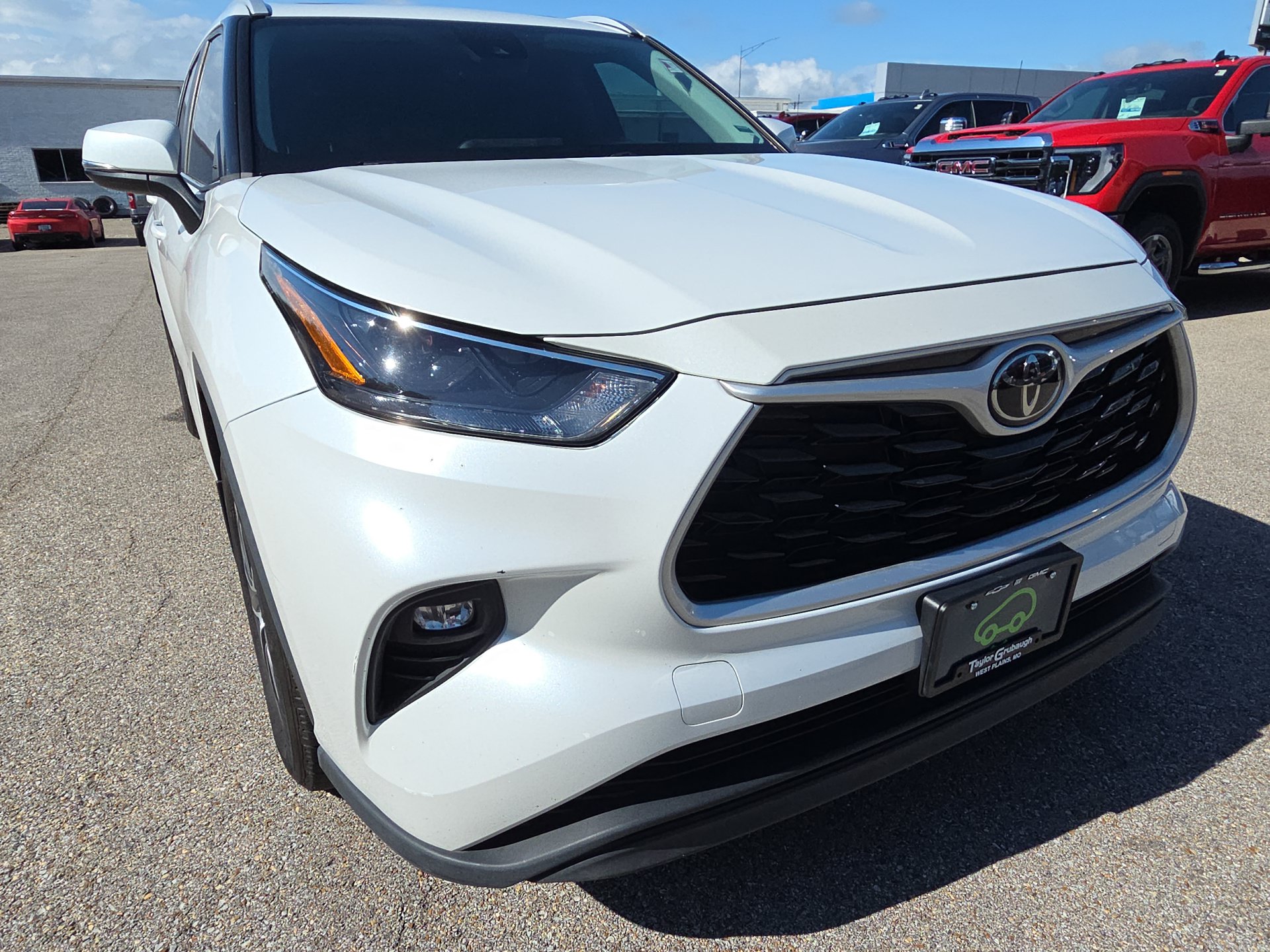 Used 2023 Toyota Highlander XLE AWD/4WD image 11