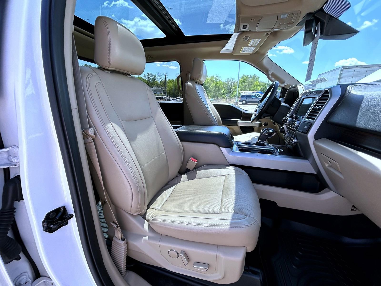 Used 2016 Ford F150 Lariat w/ Equipment Group 502A Luxury AWD/4WD image 15