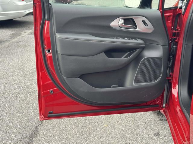 New 2026 Chrysler Pacifica Limited image 10