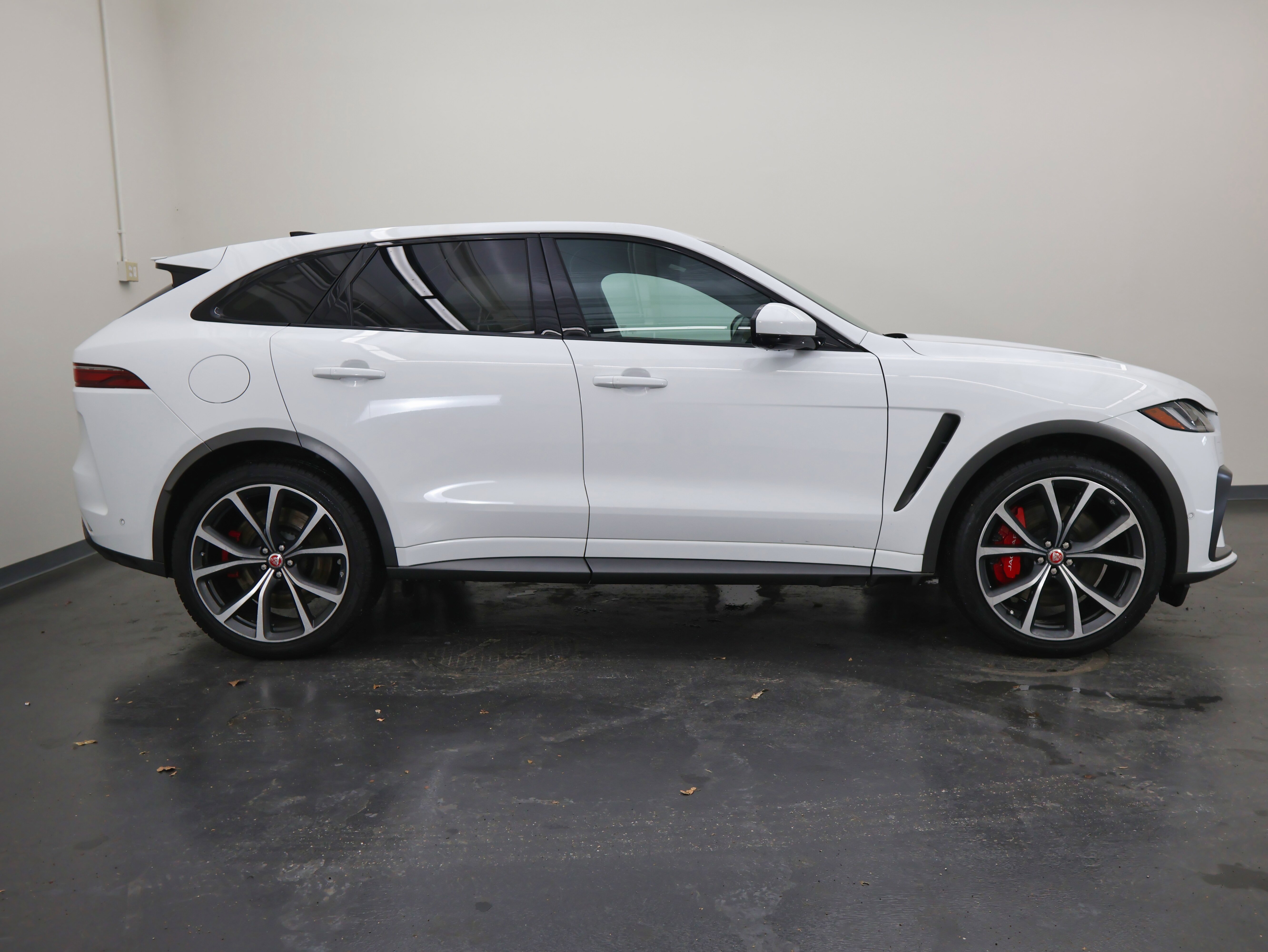 Used 2021 Jaguar F-PACE SVR image 2