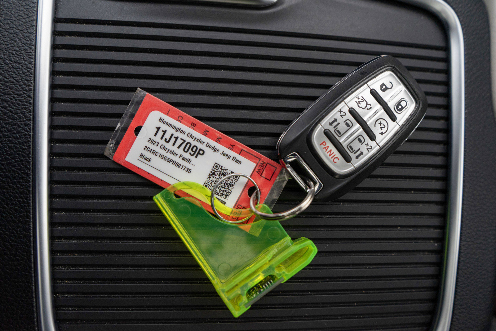 Used 2023 Chrysler Pacifica Limited image 32