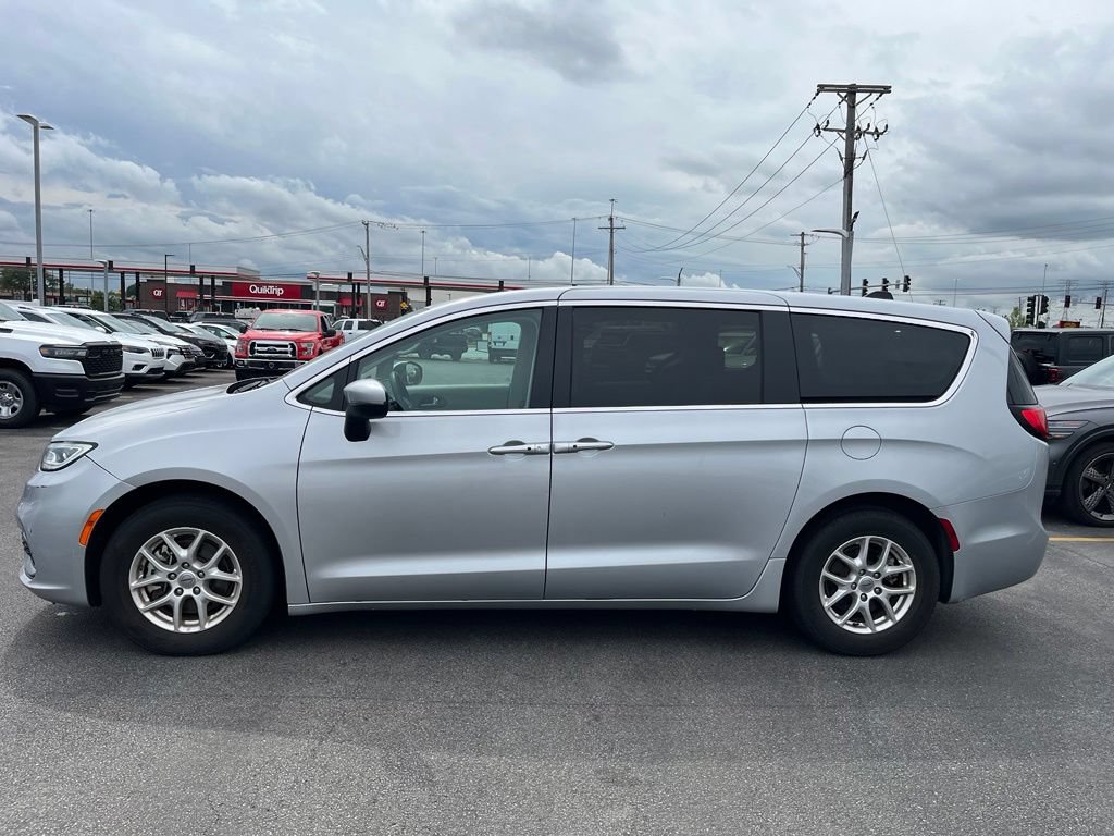 Used 2023 Chrysler Pacifica Touring-L FWD image 4