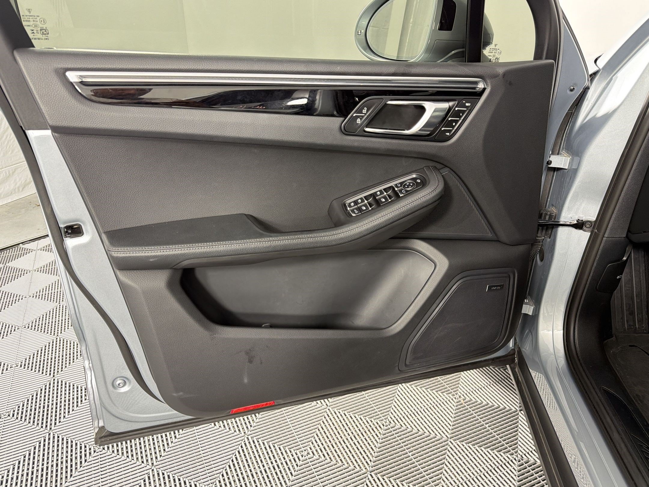 Certified 2024 Porsche Macan AWD/4WD image 28