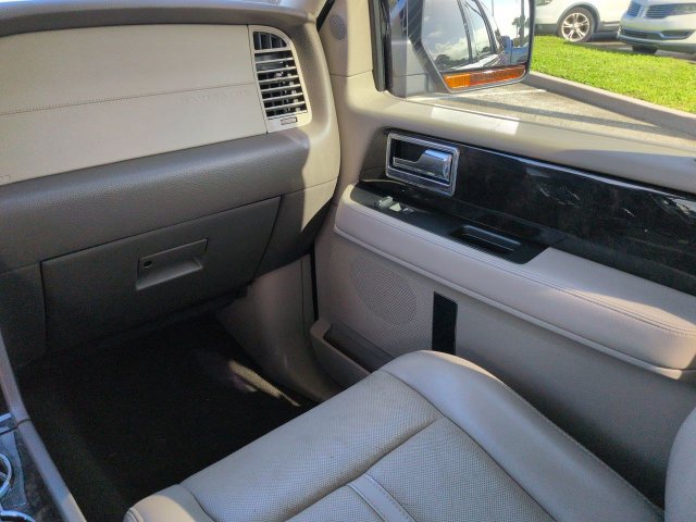 Used 2017 Lincoln Navigator Select RWD image 19