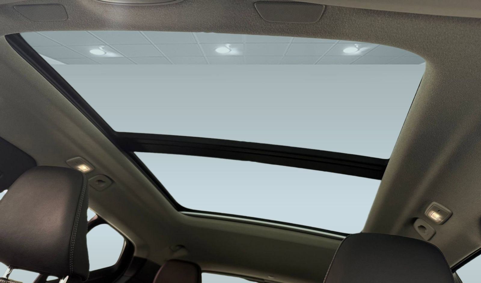 Used 2024 Volvo XC40 B5 Plus image 12