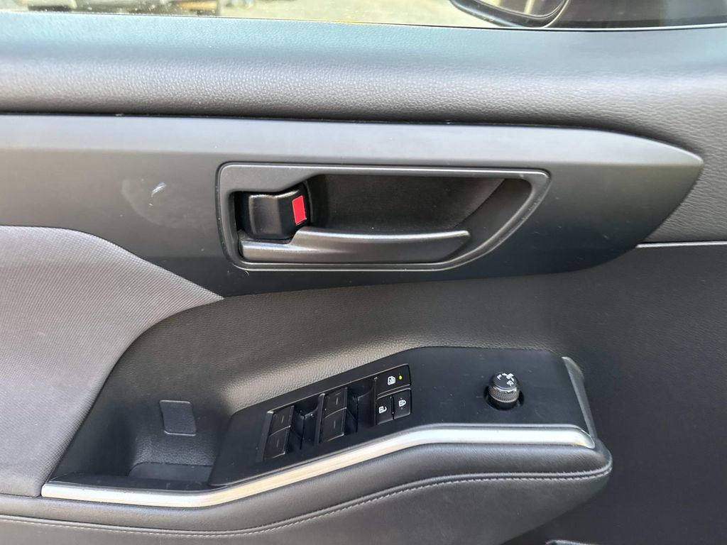 Used 2023 Toyota Highlander LE image 21