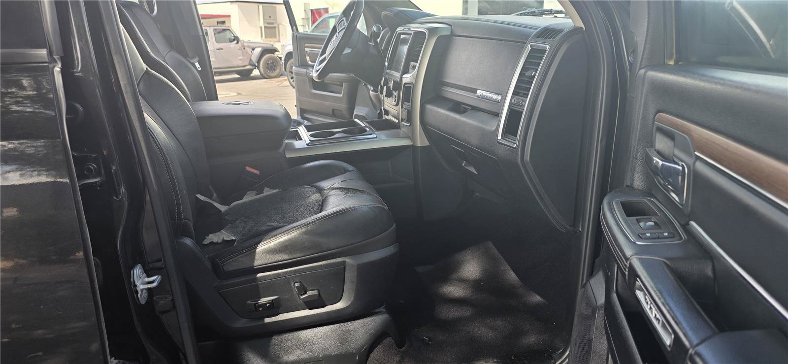 Used 2015 RAM 2500 Laramie w/ Black Appearance Group AWD/4WD image 14