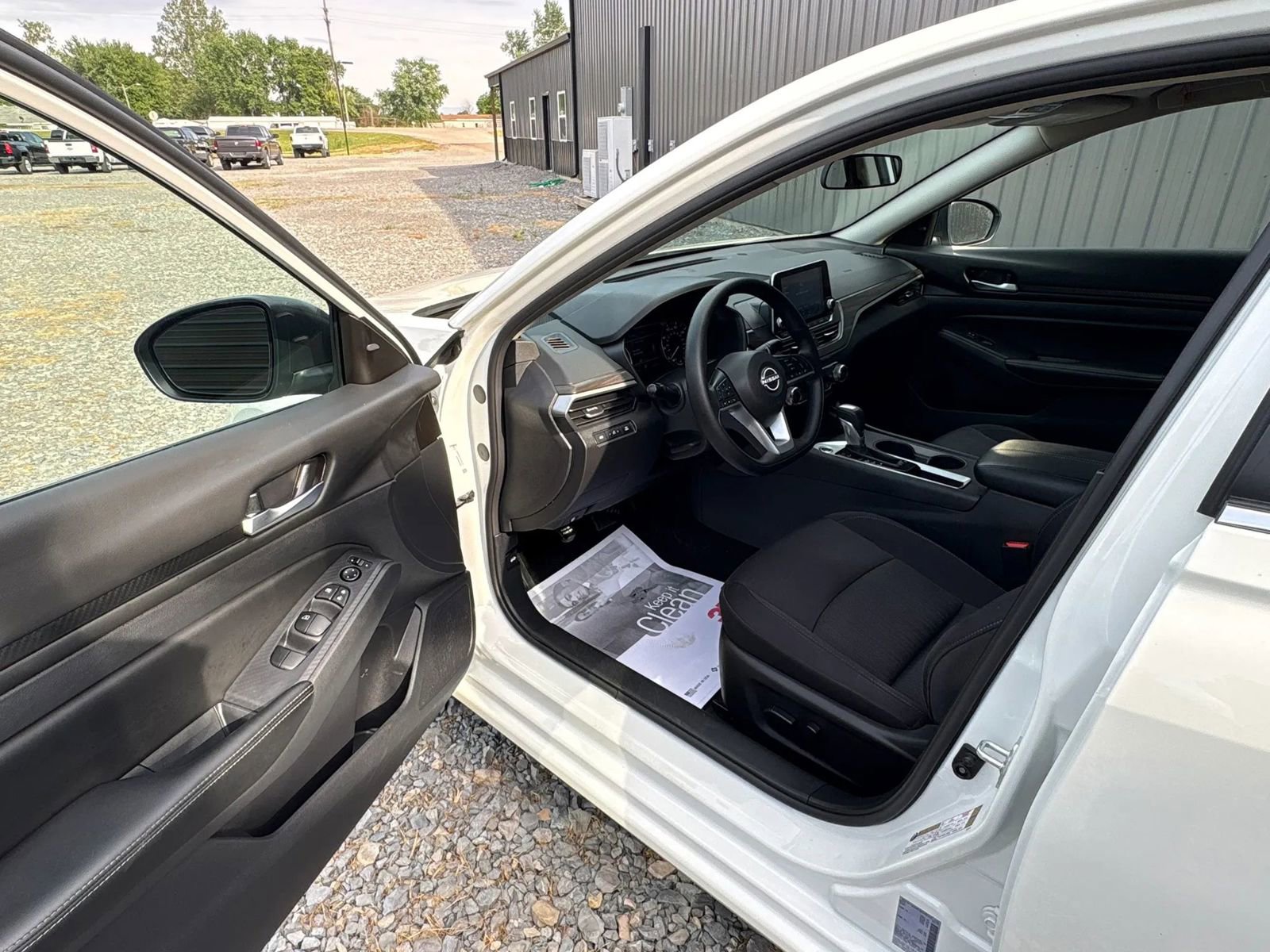 Used 2025 Nissan Altima 2.5 SV FWD image 9