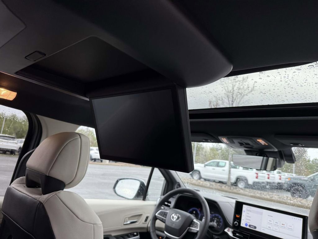 Used 2026 Toyota Sienna Platinum image 18