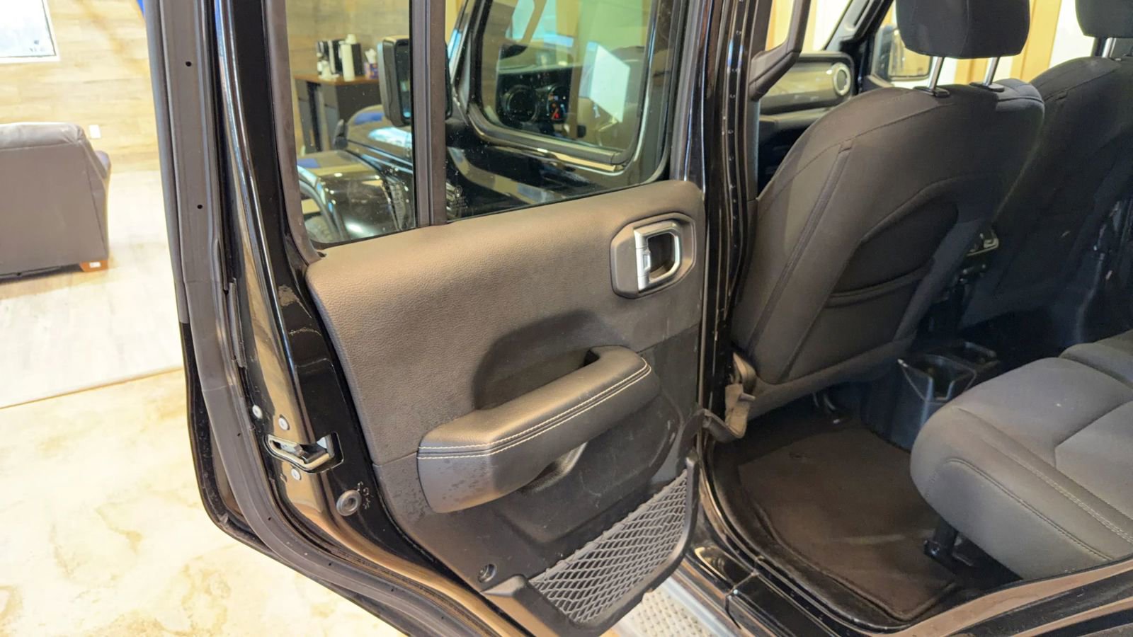 Used 2023 Jeep Wrangler Unlimited Sahara image 14