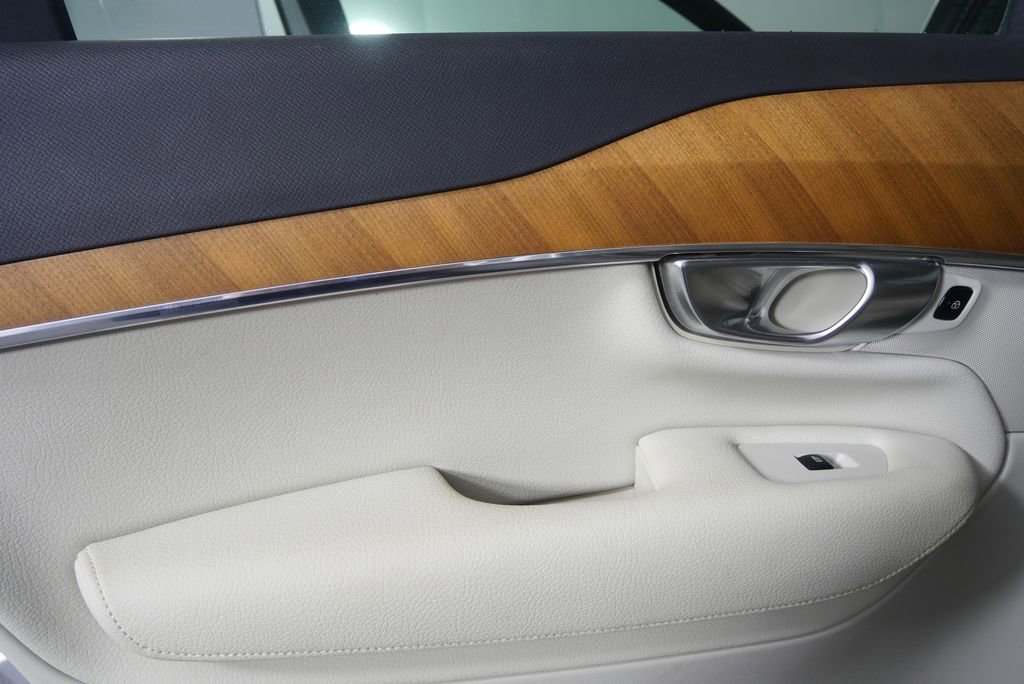 Used 2022 Volvo XC90 T6 Momentum w/ Advanced Package image 13