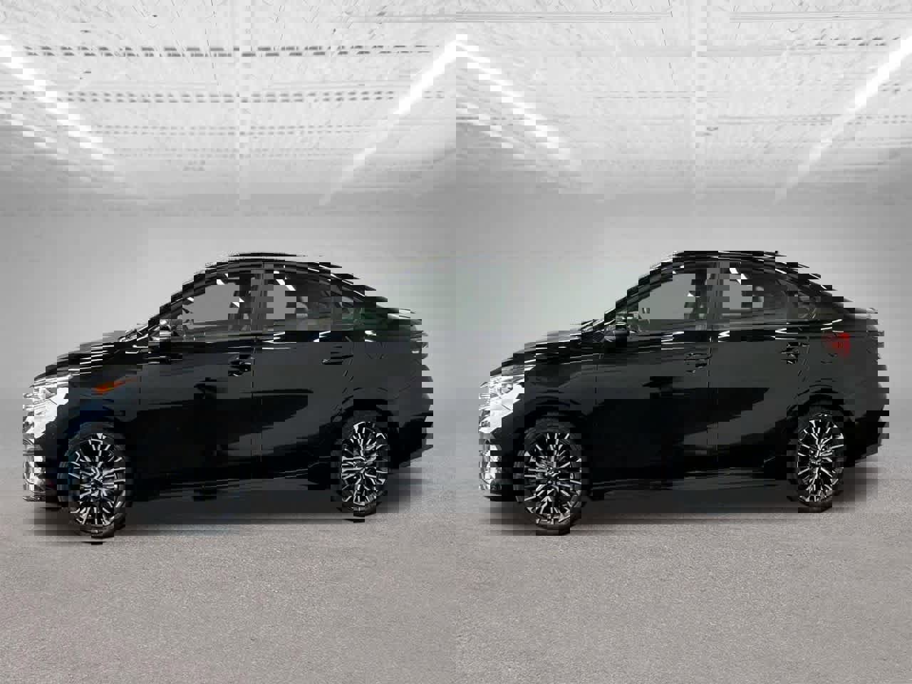 Used 2024 Kia Forte GT-Line w/ GT-Line Premium Package image 2