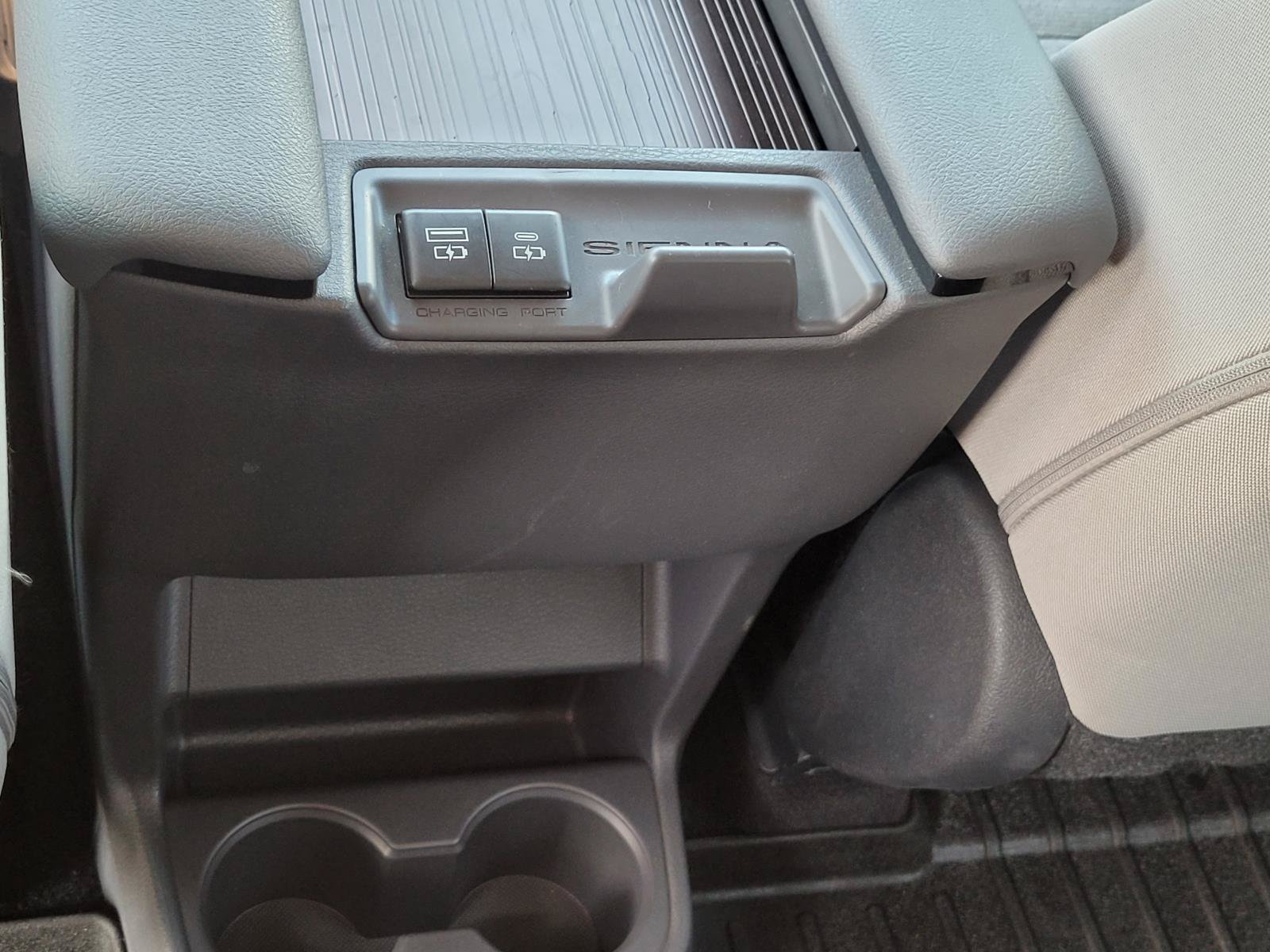 Used 2023 Toyota Sienna LE w/ LE Plus Package FWD image 24