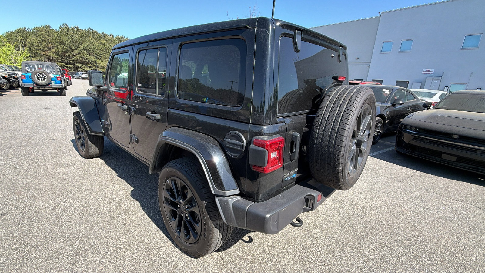 Used 2025 Jeep Wrangler Unlimited Sahara w/ Safety Group AWD/4WD image 10