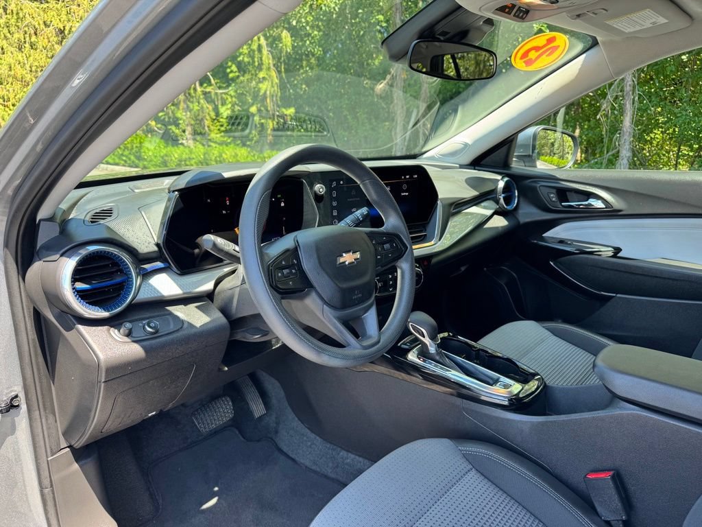 Used 2025 Chevrolet Trax LT FWD image 9