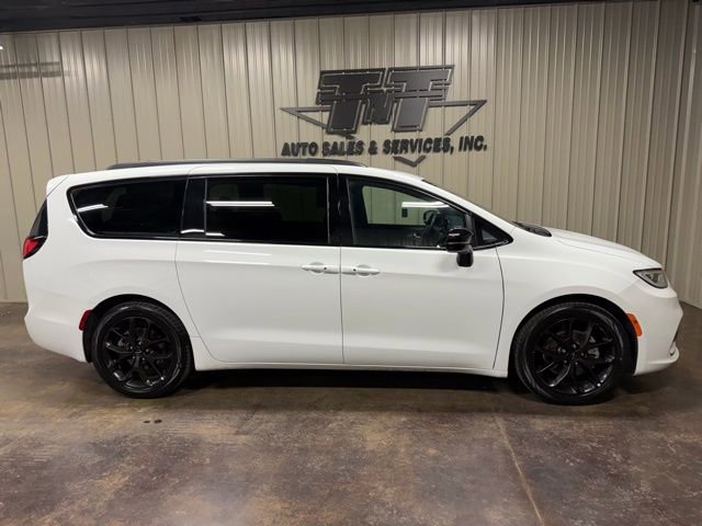 Used 2025 Chrysler Pacifica Limited image 7