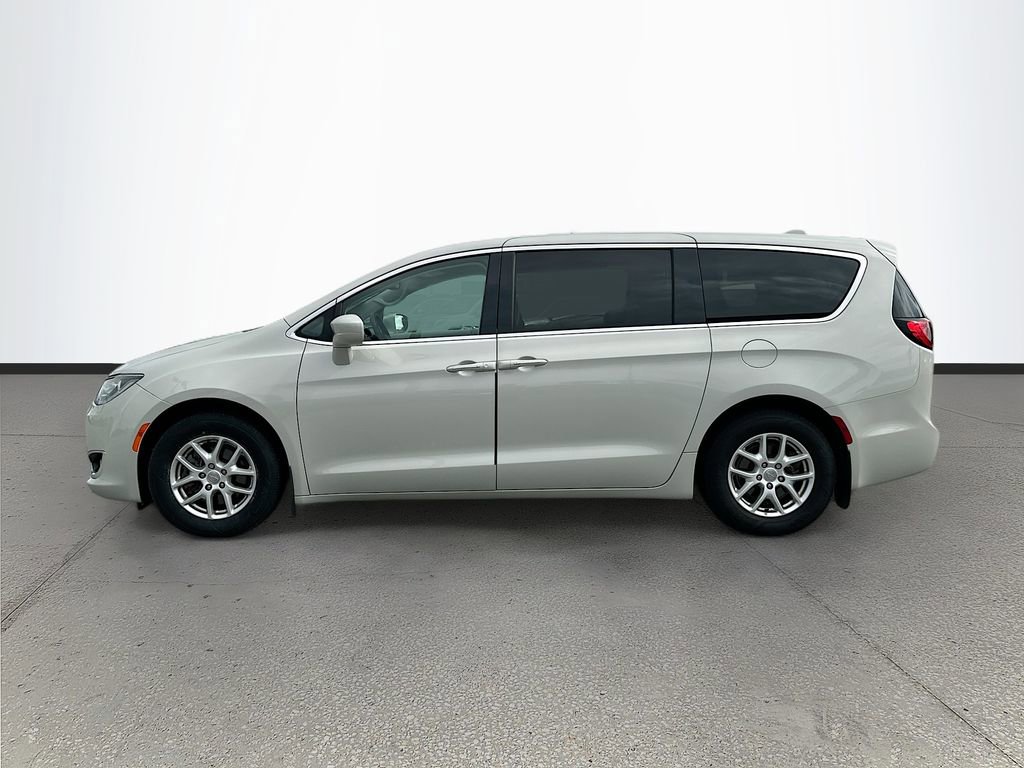 Used 2020 Chrysler Pacifica Touring image 4