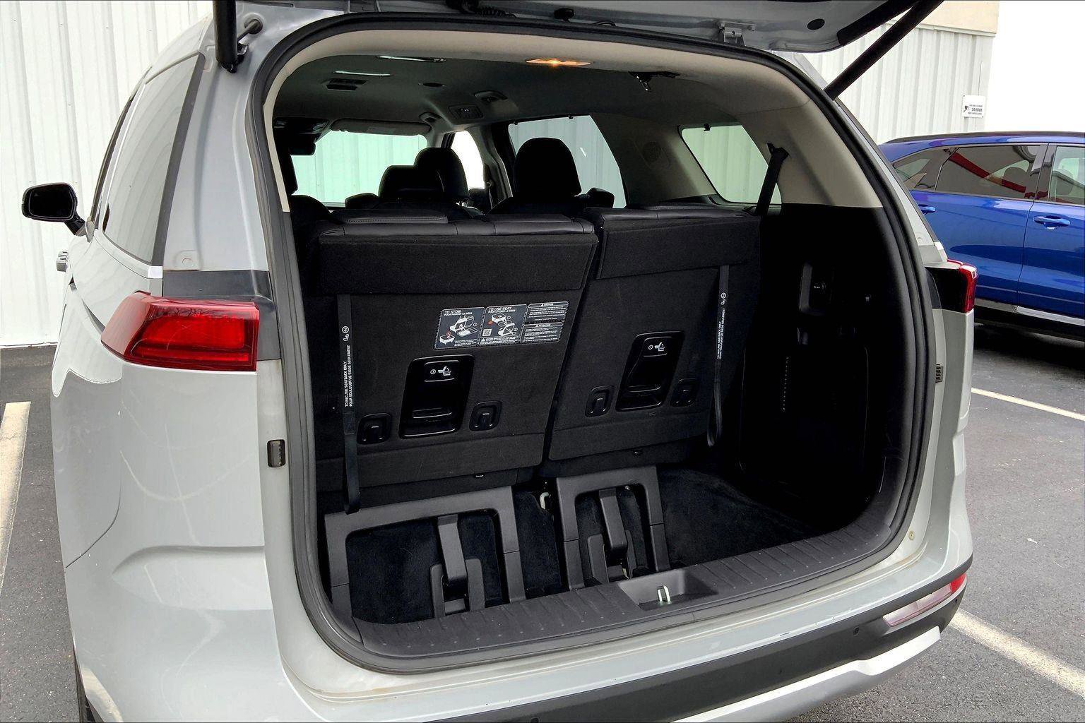 Used 2023 Kia Carnival EX image 27