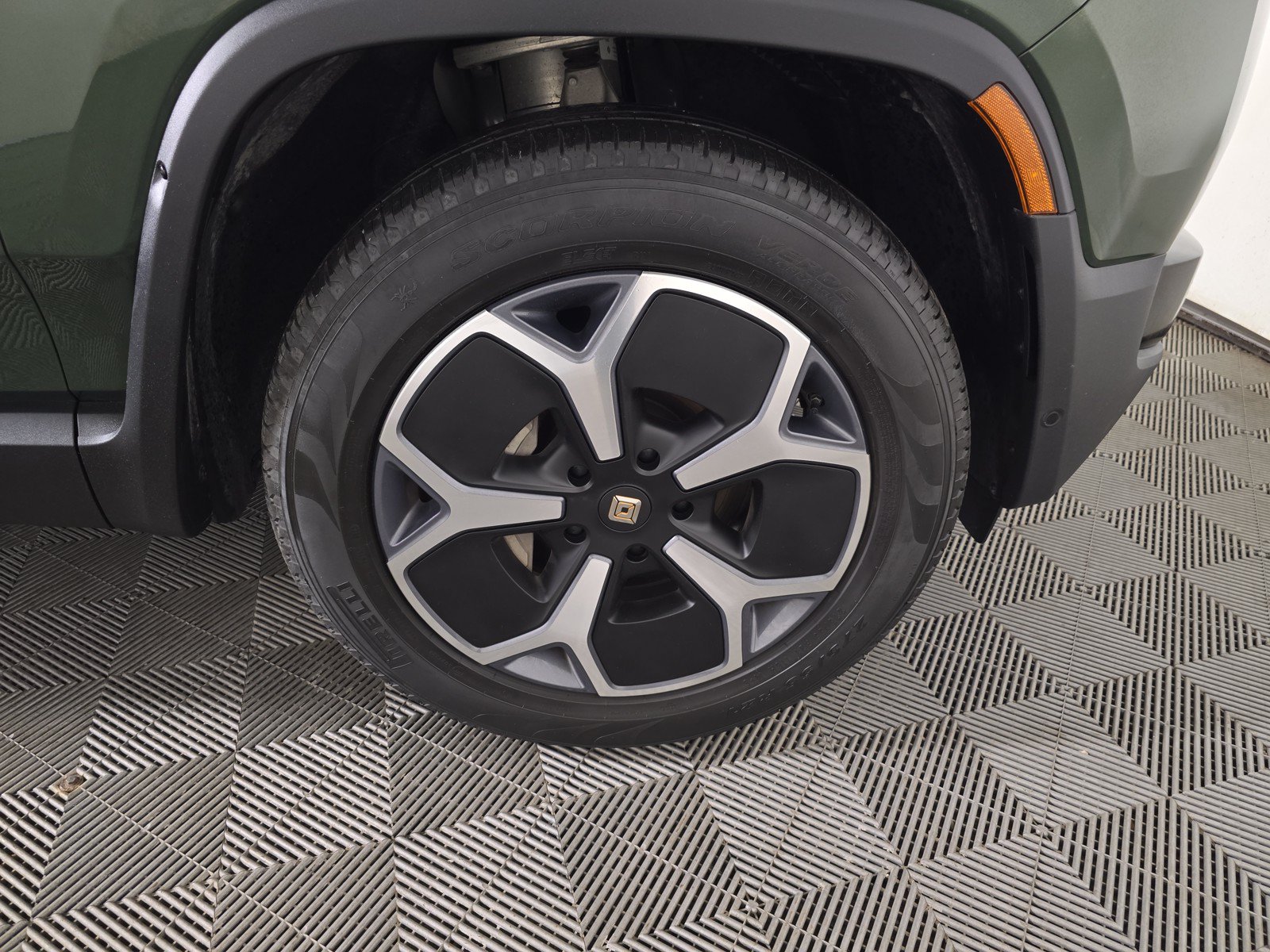 Used 2024 Rivian R1S Adventure AWD/4WD image 11