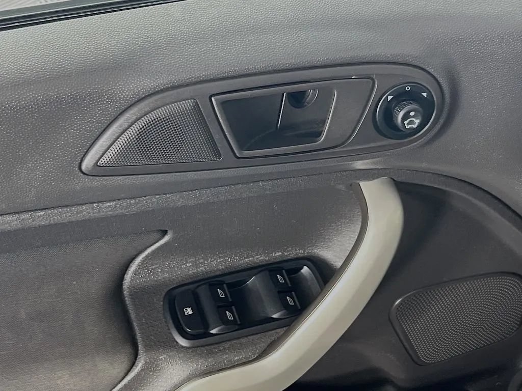 Used 2012 Ford Fiesta SES FWD image 17